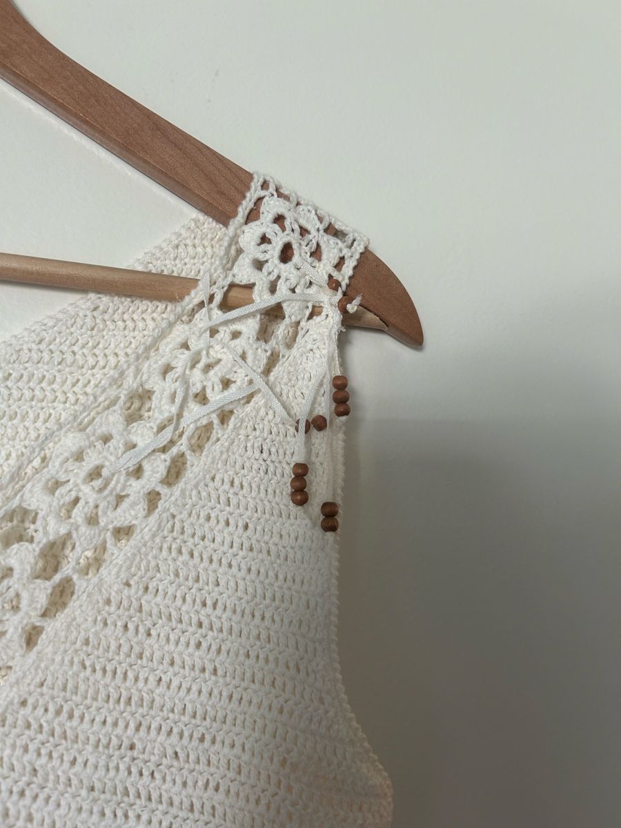 Top: White crochet top with wooden beads  – Usato da Zürich venduto da ori_9dcy 2