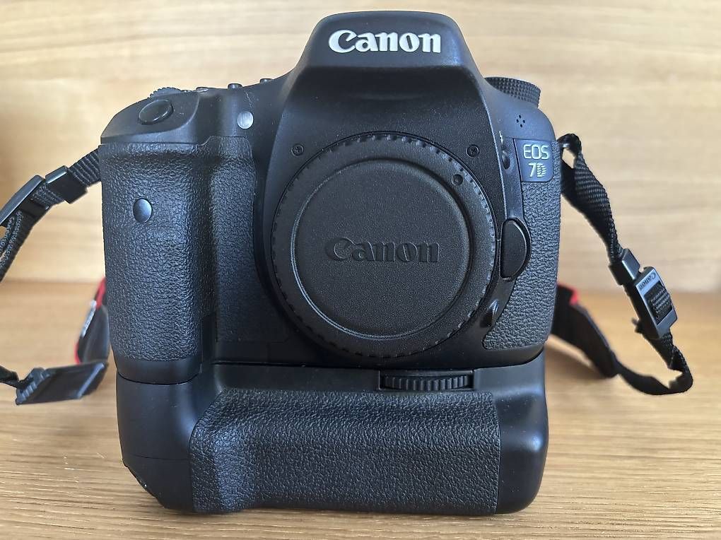 Kamera: Canon EOS 7D mit Batteriegriff – Gebraucht aus Grenchen von nudj1