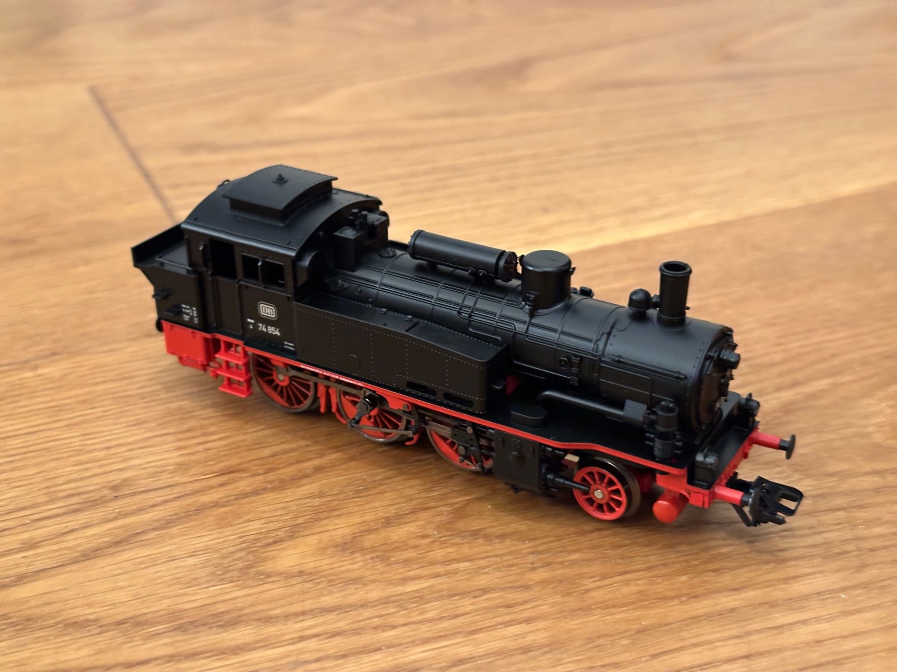 Märklin Modellini di ferrovie: Märklin H0 Dampflok BR 74 DB – Nuovo (secondo la descrizione) da Basel venduto da sstube91