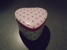 Blechdose Herz, weiss/pinke Punkte