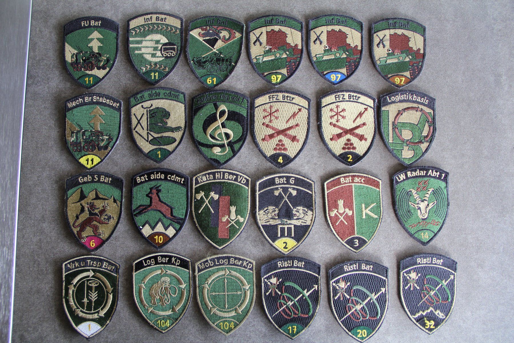 Schweizer Armee Placchette & Badge: 24 Stk. Badge mit Klett Schweizer Armee – Usato da Belp venduto da Tomsek