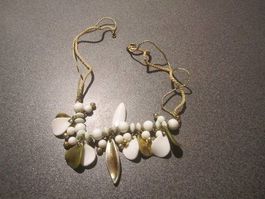 Kette goldigfarbig/weiss