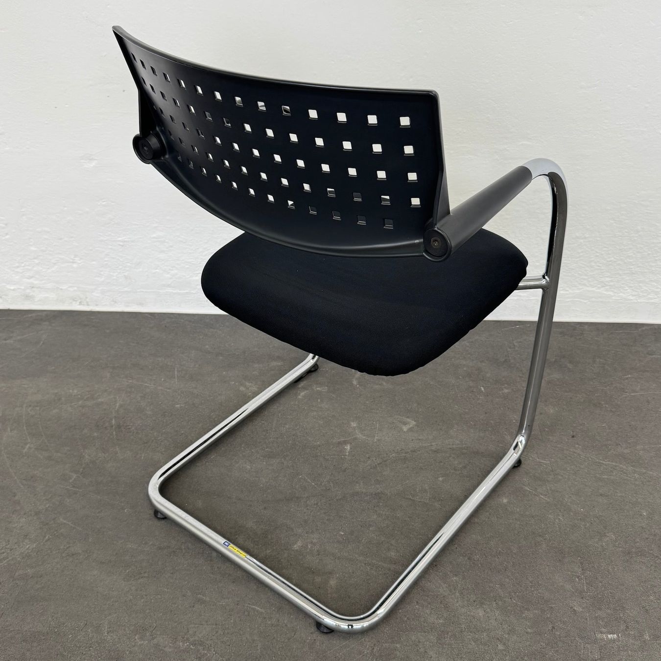 Vitra Sedie: Vitra Visavis Freischwinger - Schwarz-Chrom – Usato da Schönenwerd venduto da mcofficeshop 3