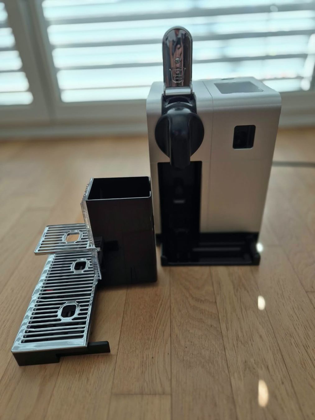Macchine per caffè & Macchine per espresso: Nespresso DELONGHI Lattissima Pro – Usato da Herisau venduto da Frenchy. 4