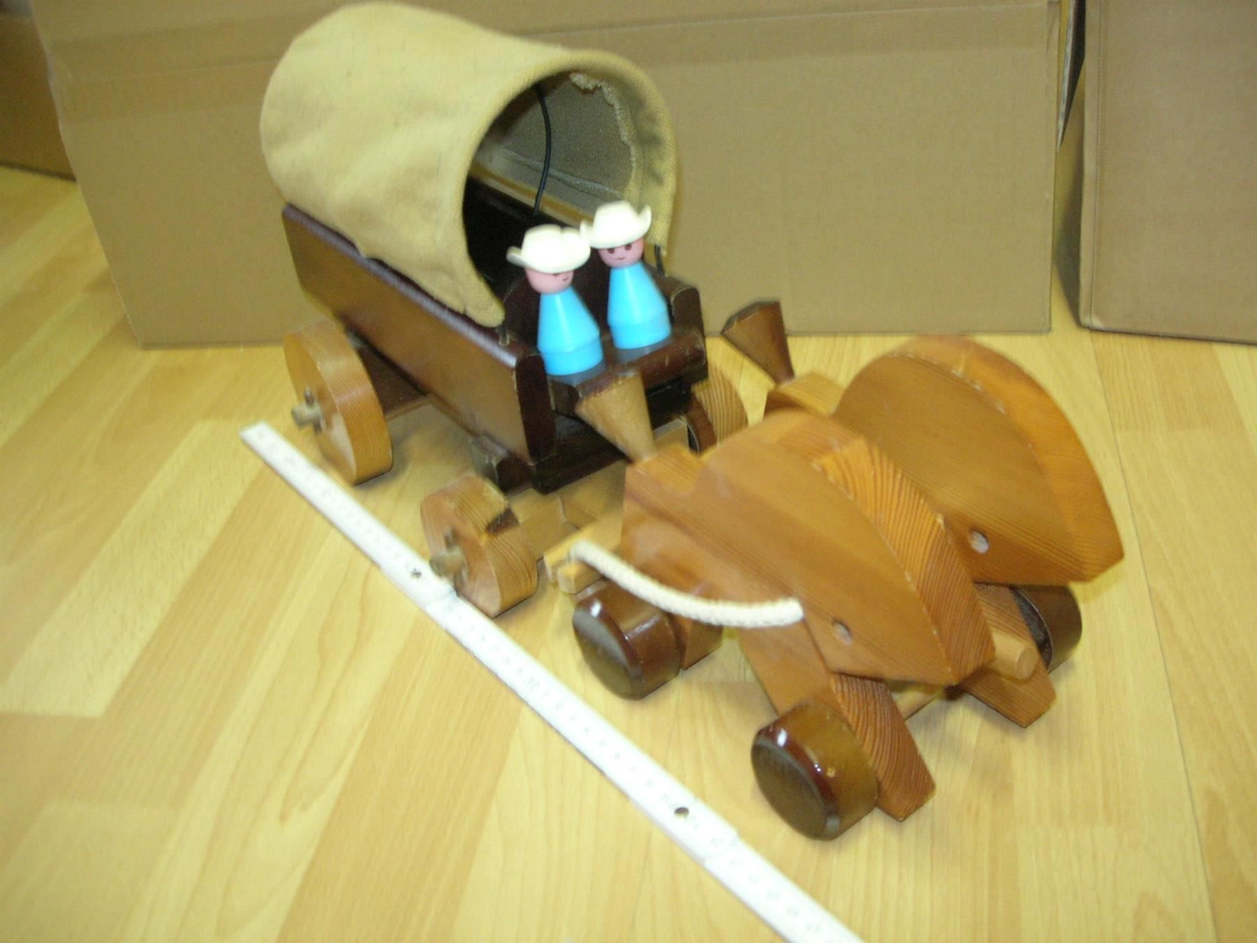 Spielzeuge: Holzpferde mit Planwagen, – Gebraucht aus Hornussen von Corvette- 2