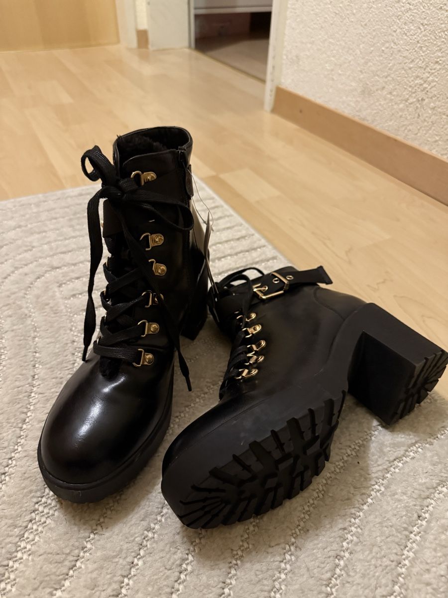Scarpe da donna: Schwarze Boots mit Absatz, Grösse 40 – Nuovo (secondo la descrizione) da Chur venduto da Vinvin.10