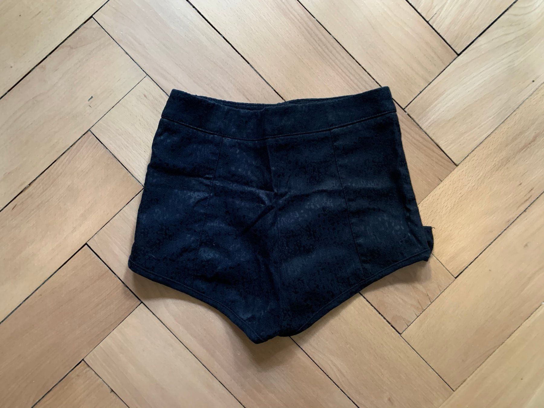 Pantaloni: RIVER ISLAND - Shorts schwarz 34 – Usato da Zürich venduto da Diazaio 2