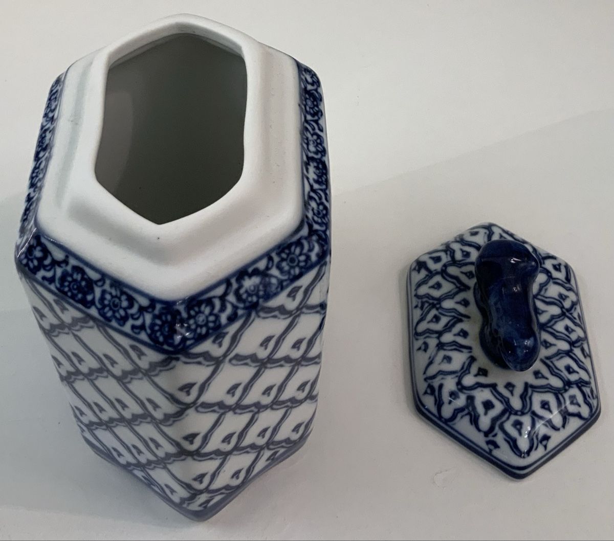 Altro in Decorazioni & Accessori: Boîte hexagonal en porcelaine bleu/blanc – Usato da rolle venduto da Tontonjulot 4