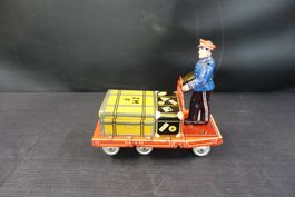 Blechspielzeug Gepäckwagen mit Figur, US Zone Germany
