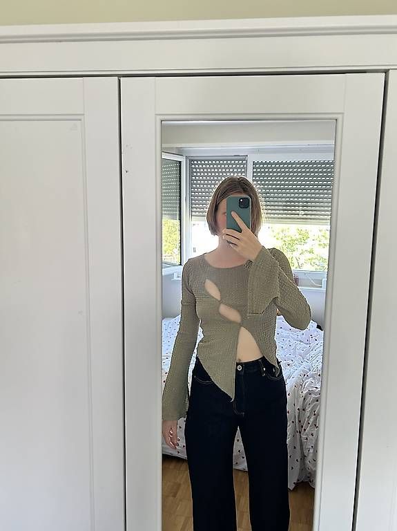 Top: OLIVGRÜNES LONGSLEEVE MIT CUT-OUTS – Usato da Zürich venduto da cla_l2t2