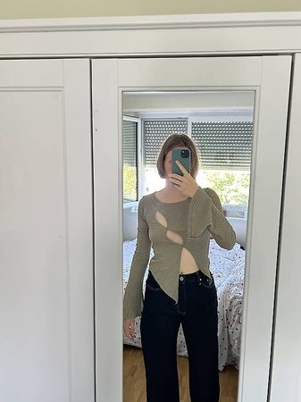 OLIVGRÜNES LONGSLEEVE MIT CUT-OUTS