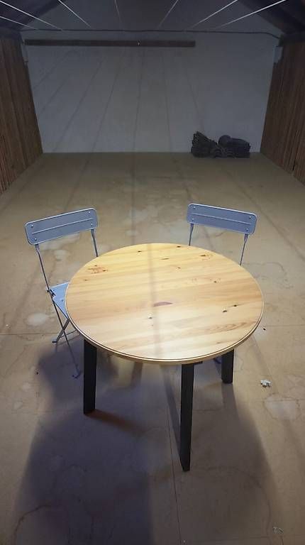 Tavoli: Holztisch mit zwei Stühlen – Usato da Schönenberg TG venduto da dennis257