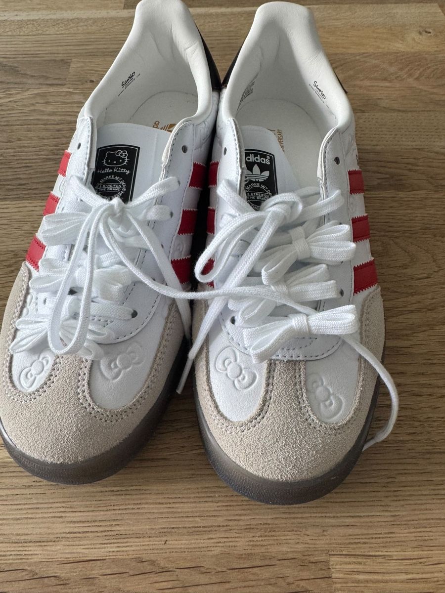 Adidas Scarpe da donna: Adidas Gazelle Hello Kitty Weiss Rot Grösse – Nuovo (secondo la descrizione) da Dagmersellen venduto da mirell