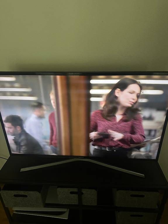 Televisori: Samsung   TV 4K UHD 40" avec télécommande – Usato da Genève venduto da yad_6kwg 2