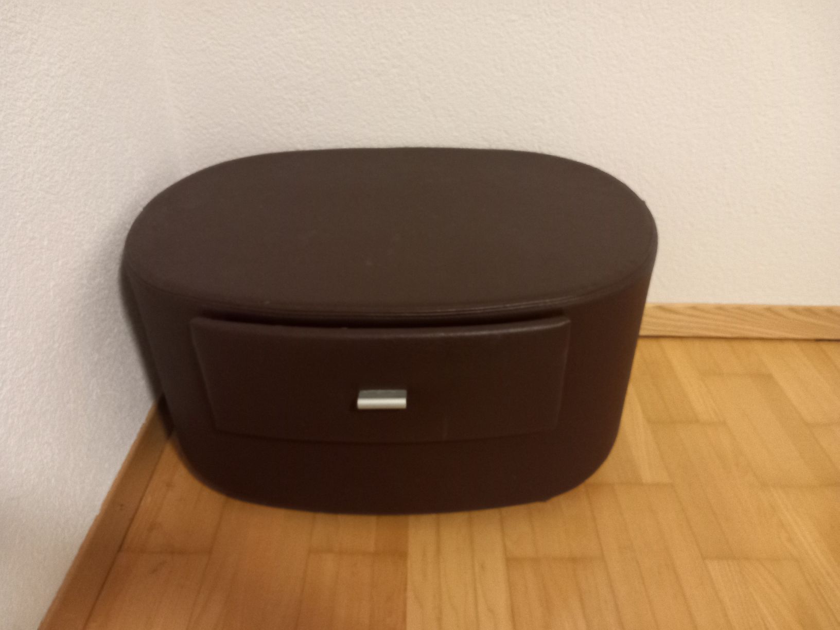 Comodini: Nachttisch Echtleder oval braun mit einer Schublade  – Usato da Dachsen venduto da Tadeuss