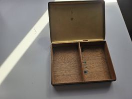 Antike Zigarrenkiste mit Holz, charmanter Vintage-Stil!