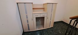 Highboard aus beigem Holz 