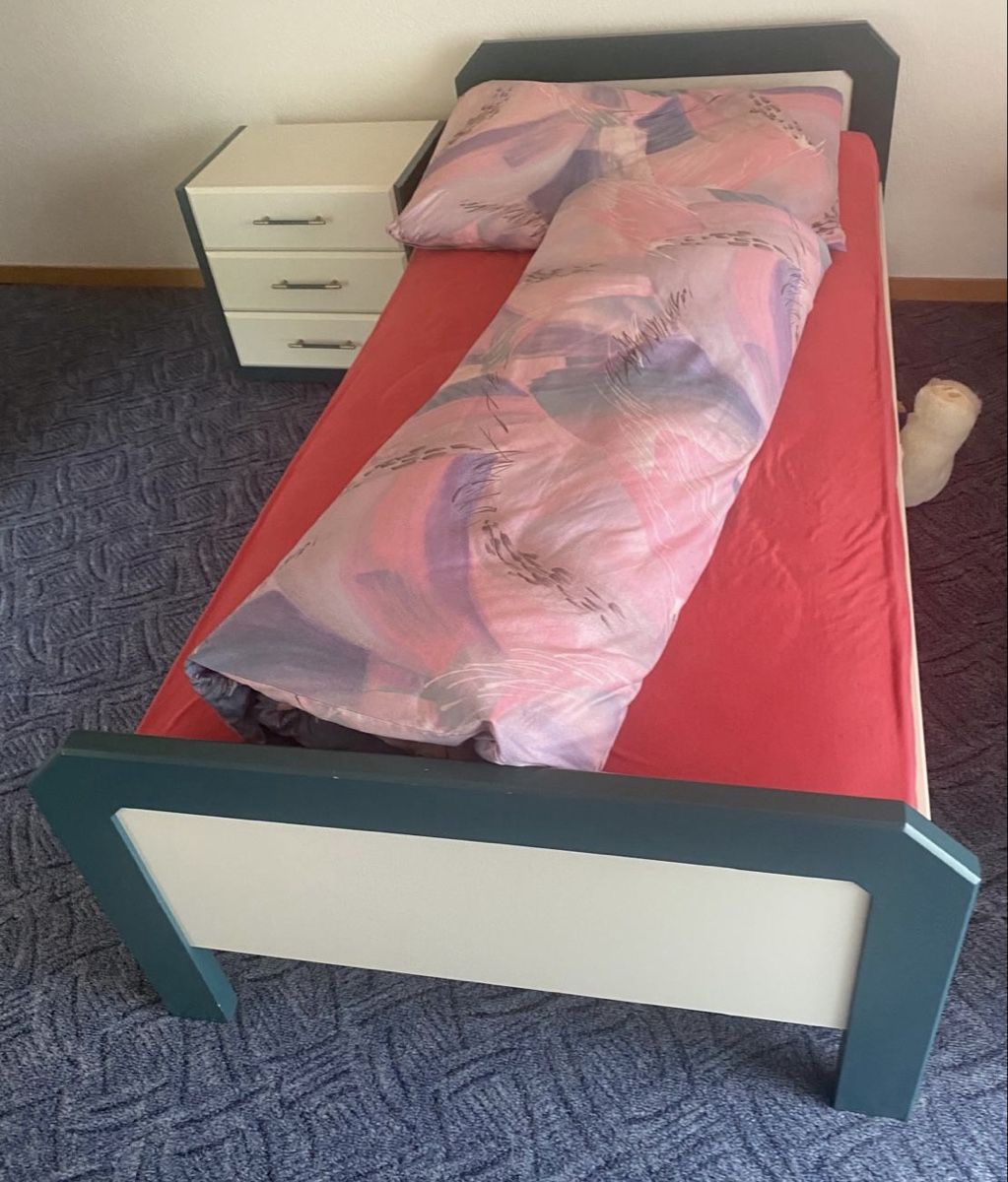Betten: Bett & Nachttisch – Gebraucht aus Neudorf von Desiree22