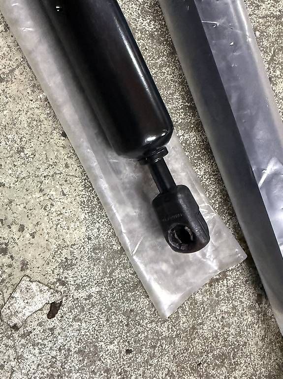Tutti pezzi di ricambio auto: Vw t4 Stabilus Heckdeckel Dämpfer  – Usato da Wiedlisbach venduto da Sgtg 4