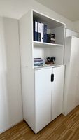 Praktischer Büroschrank mit Aufsatzregal – viel Stauraum