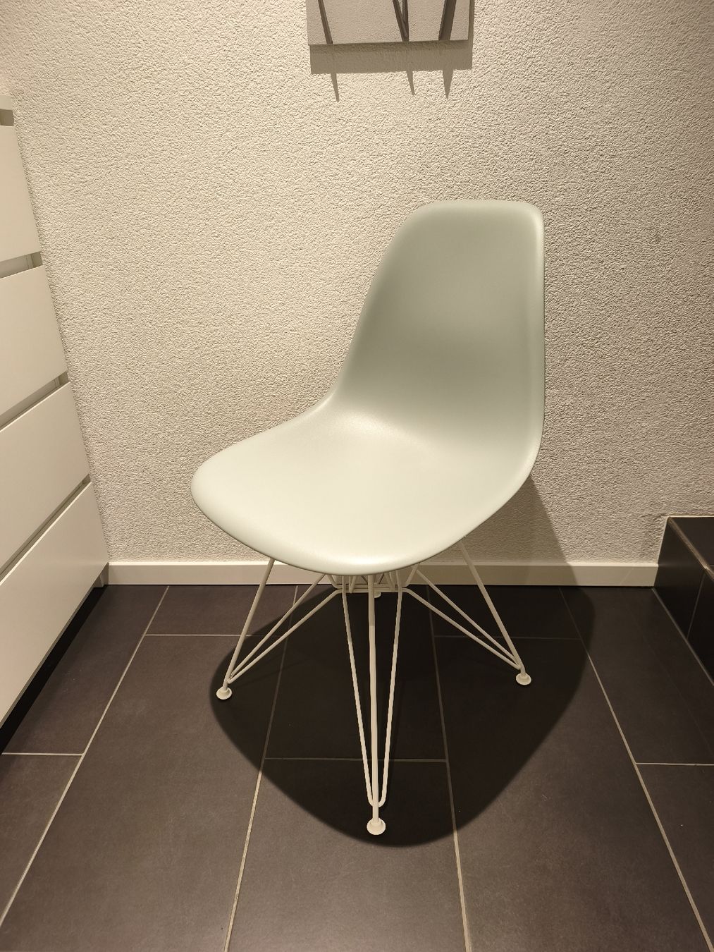 Eames Stühle: Eames Plastic Side Chair DSR – Gebraucht aus Wolfwil von kitenici
