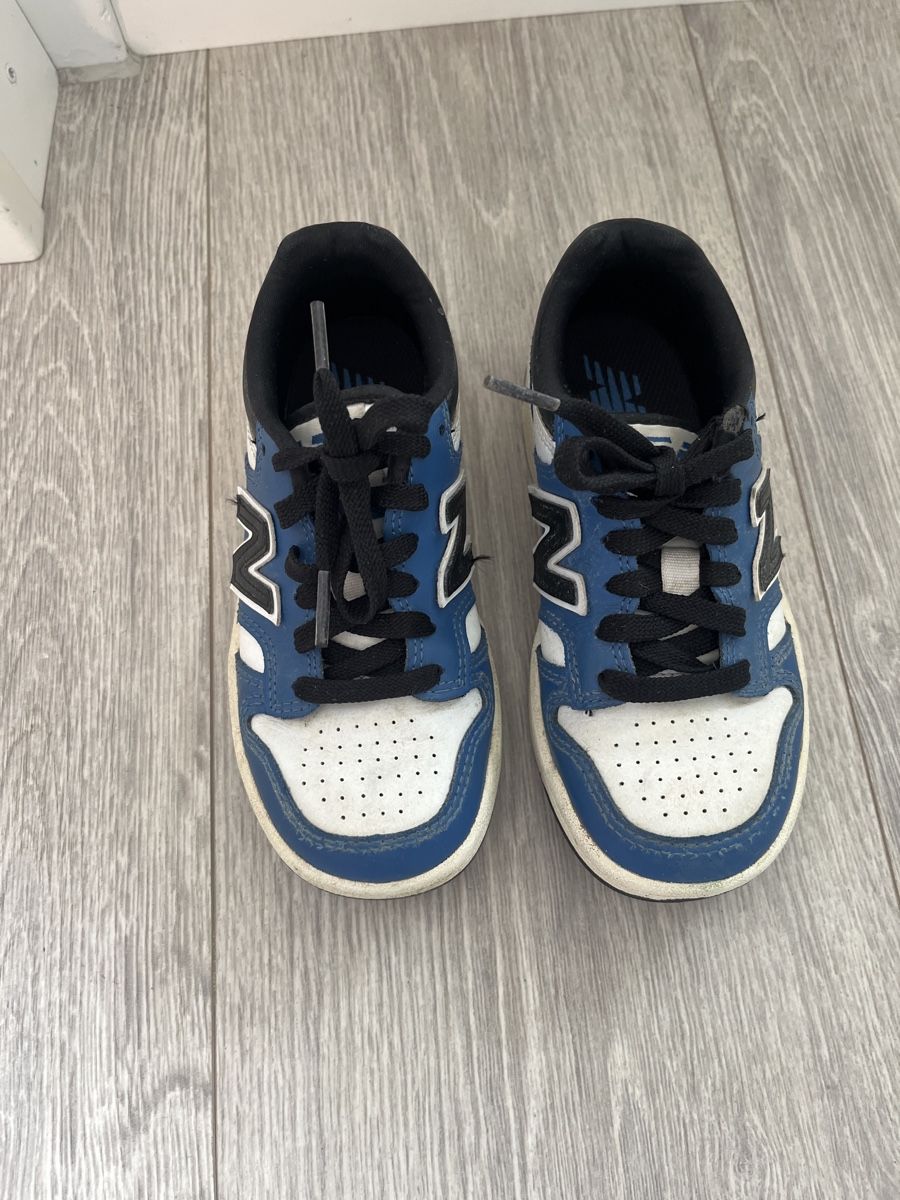New Balance Scarpe da uomo: New Balance Blue & White Sneakers - Size 29 – Usato da Zürich venduto da ThePicker