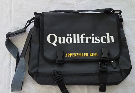Umhängetasche Quöllfrisch Appenzeller Bier schwarz