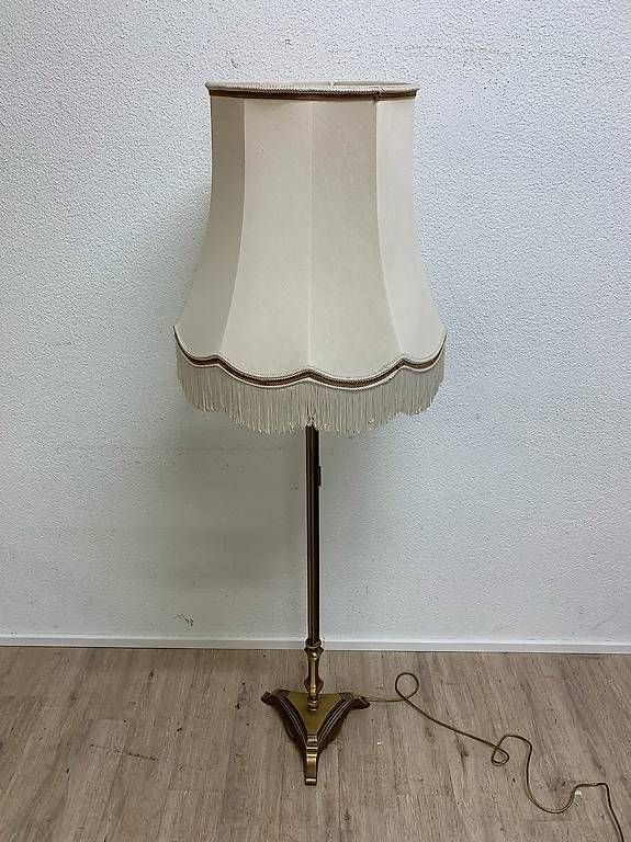 Lampade: Vintage Stehlampe aus Messing mit Fransen – Usato da Obernau venduto da Arche_Noah_Brocki 1