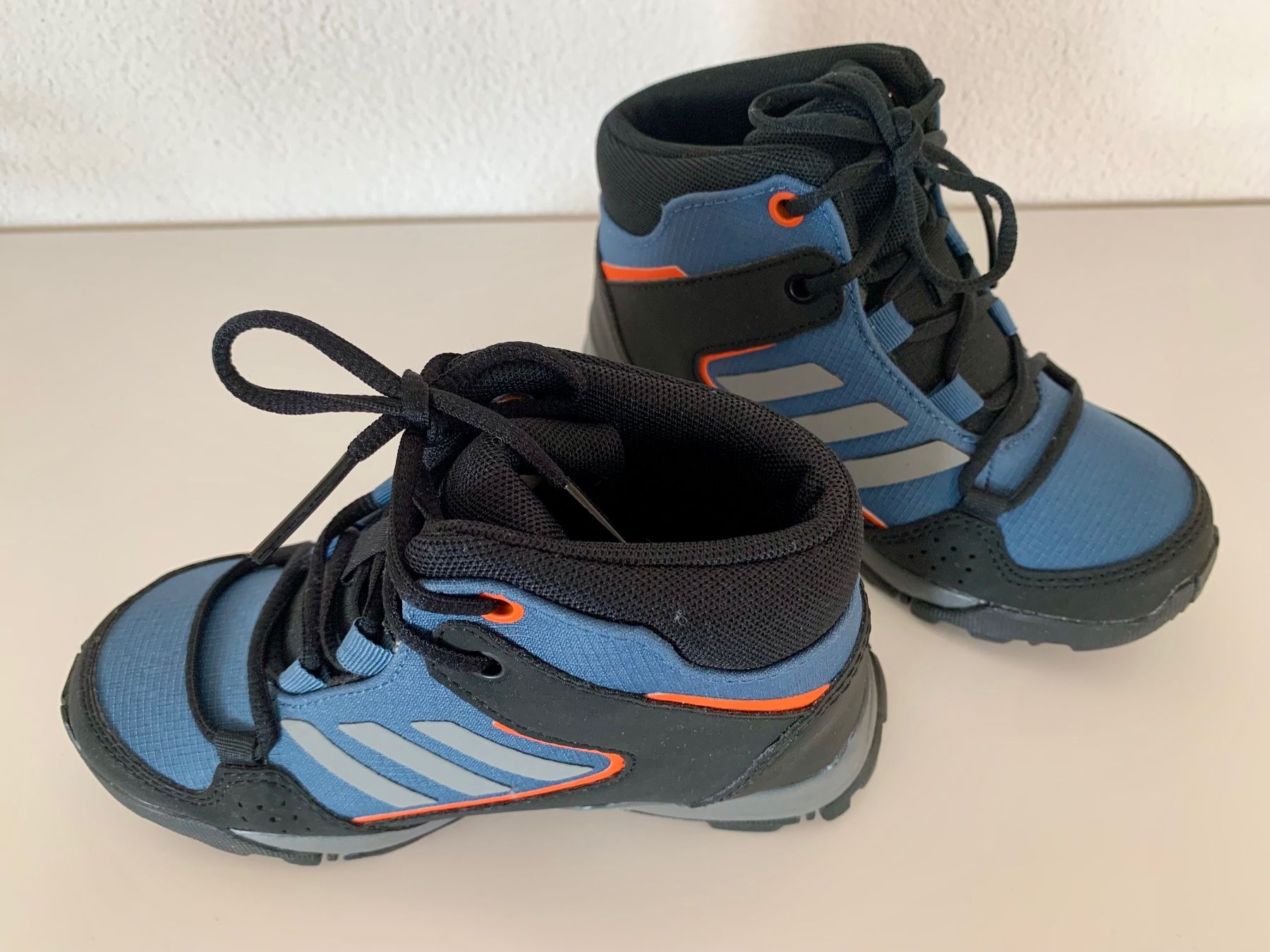 Adidas Scarpe per ragazzi: Terrex Mid Gore-Tex® Kinder Wanderschuh Grösse 28 – Nuovo (secondo la descrizione) da Küsnacht ZH venduto da ast_26yp 1