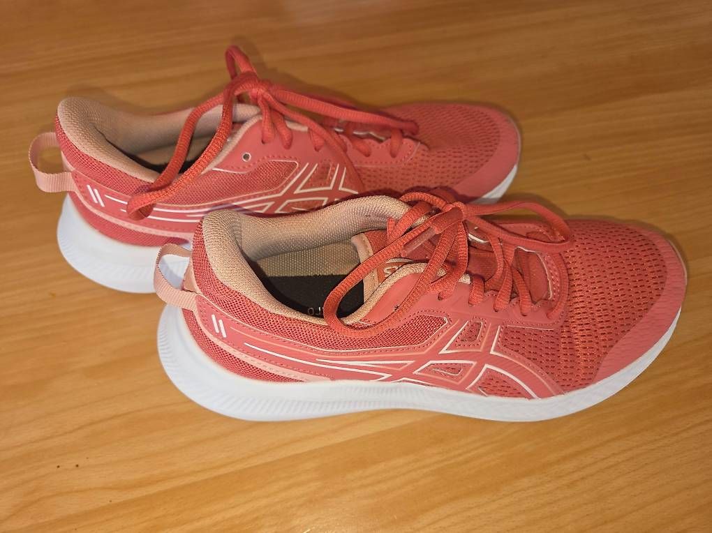 Asics Scarpe per ragazze: Baskets ASICS avec semelle claire - pointure 38 – Usato da Chemin venduto da Sophiepittier