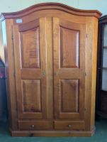 Massivholz-Kleiderschrank – klassischer Stil, mit Schlüssel