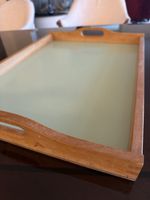 Serviertablett aus Holz mit grüner Einlage 