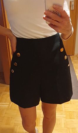 Short Zara Grösse XS/34 schwarz, goldfarbene Knöpfe