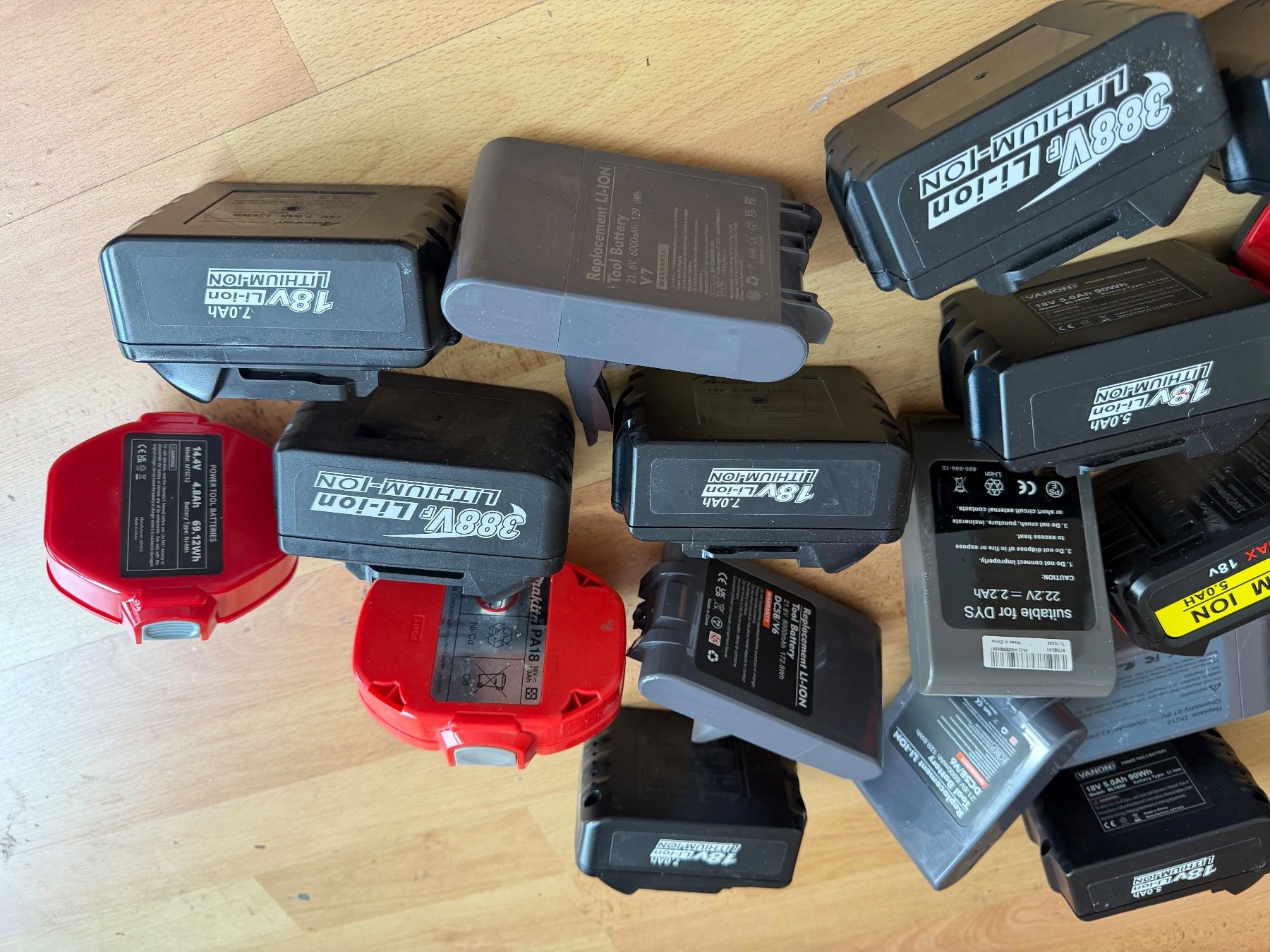 Batterie: 21 defekte Akkus makita, dyson .. – Difettoso da Amriswil venduto da JaJa-Express 2