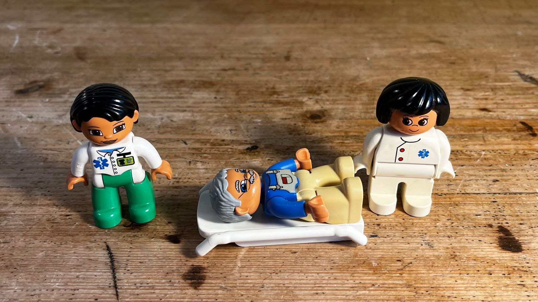Lego Statuette: LEGO Duplo Notfall 2 Krankenschwestern mit Verletzem – Usato da Ennetbaden venduto da teo_yg9s 1
