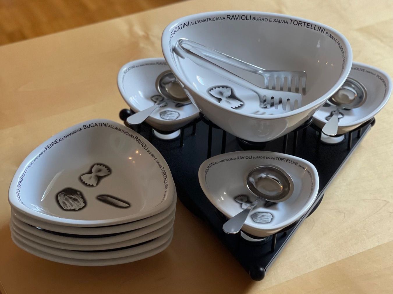 Set di piatti: Pasta-Servierset mit drehbarem Ständer (Neuwertig!) – Usato da Niederwil AG venduto da Vonky