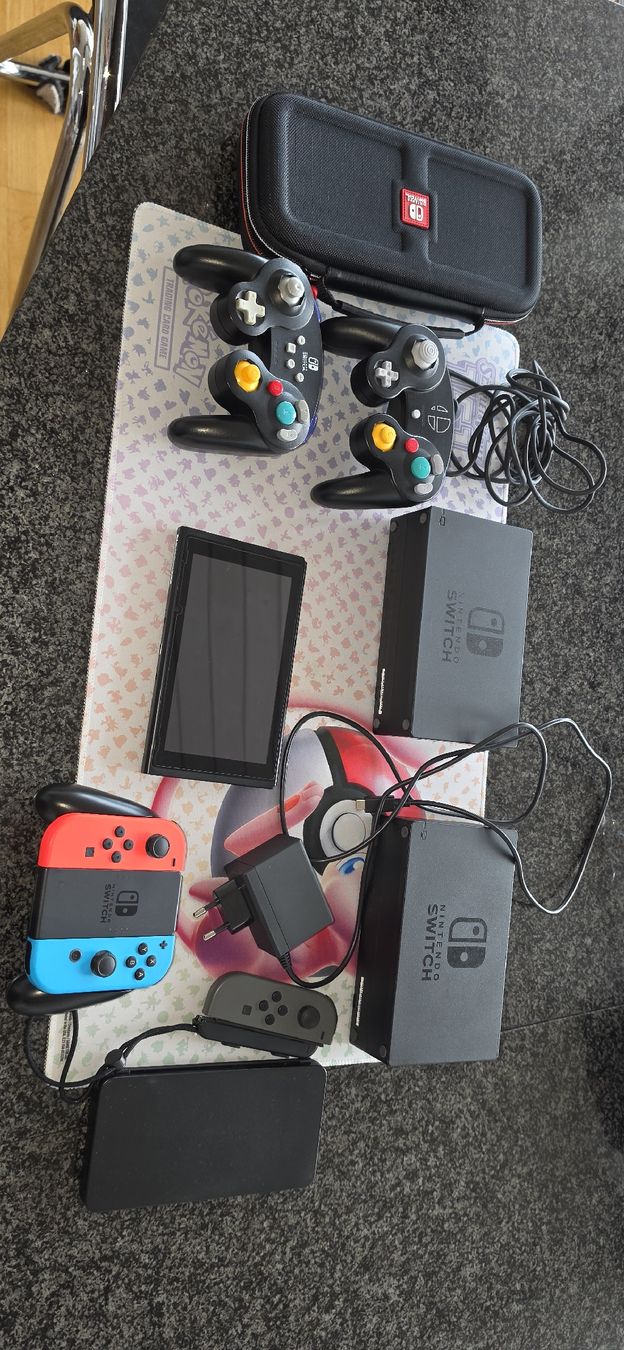 Nintendo Console: Switch Konsole mit Zubehör - z.B. Smash Gamecube Cobtroller – Usato da Aarau Rohr venduto da Shad