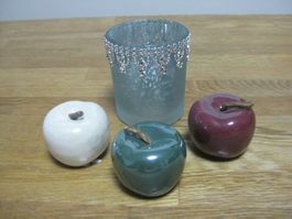 Schönes Glas Teelicht und 3 Äpfeli