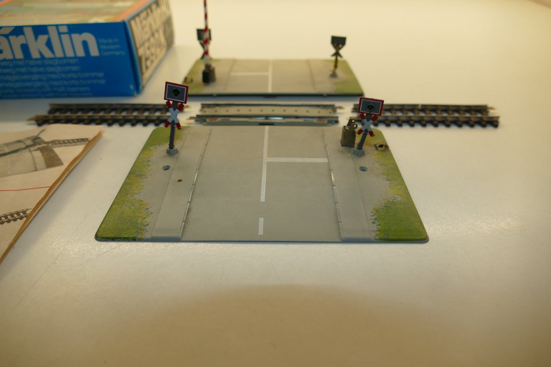 Märklin Modellini di ferrovie: Märklin H0: K-Bahnübergang mit Halbschranke – Difettoso da Niederhasli venduto da rail-duerst 3