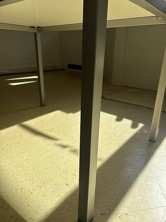 Tische: Table avec plateau en verre – Gebraucht aus Evionnaz von roh_l5yz 3