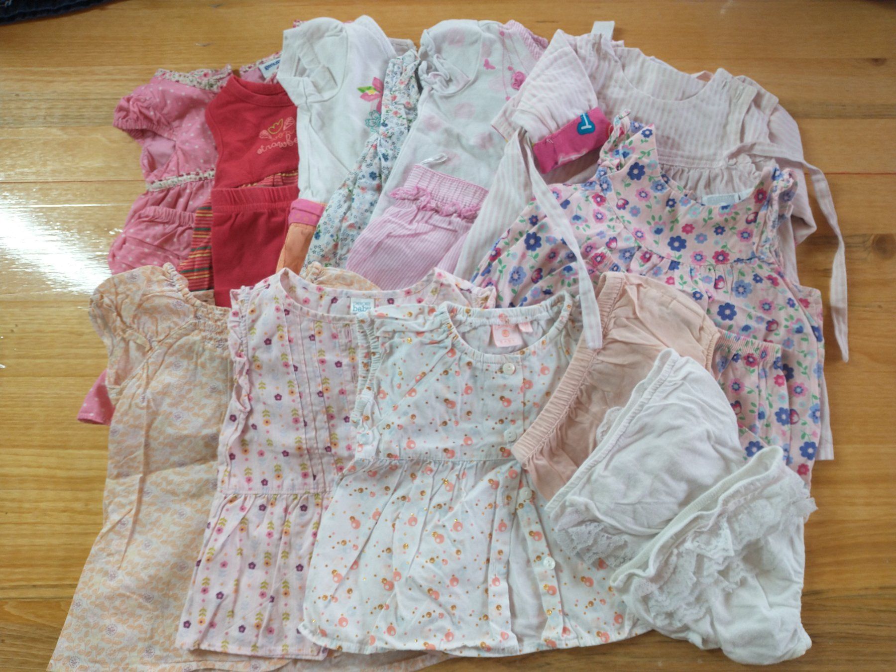 Lotti & Set di vestiti: Süsse Mädchenkleider Set Gr. 62/68 Sommerkleidchen – Usato da Ersigen venduto da she9a