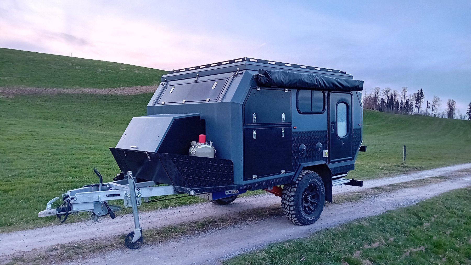 Anhänger: Offroad Wohnananhänger Allroad Caravan AM03 Top Zustand – Gebraucht aus Stein AR von Validus 2