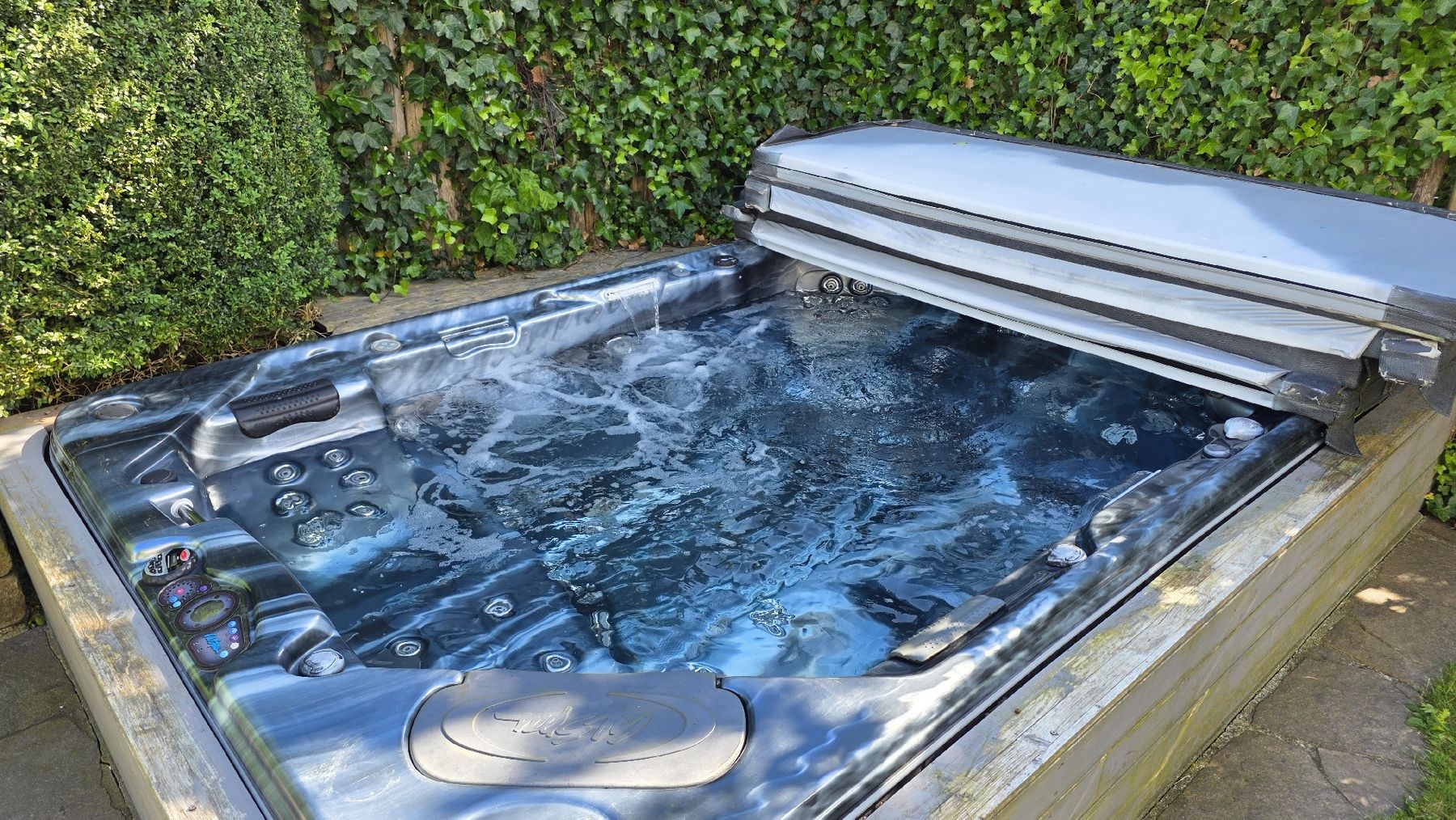 Whirlpool: Whirlpool 9 Plätzer mit Massagedüsen und Wasserfall – Usato da Buttwil venduto da mar_7hcv 9