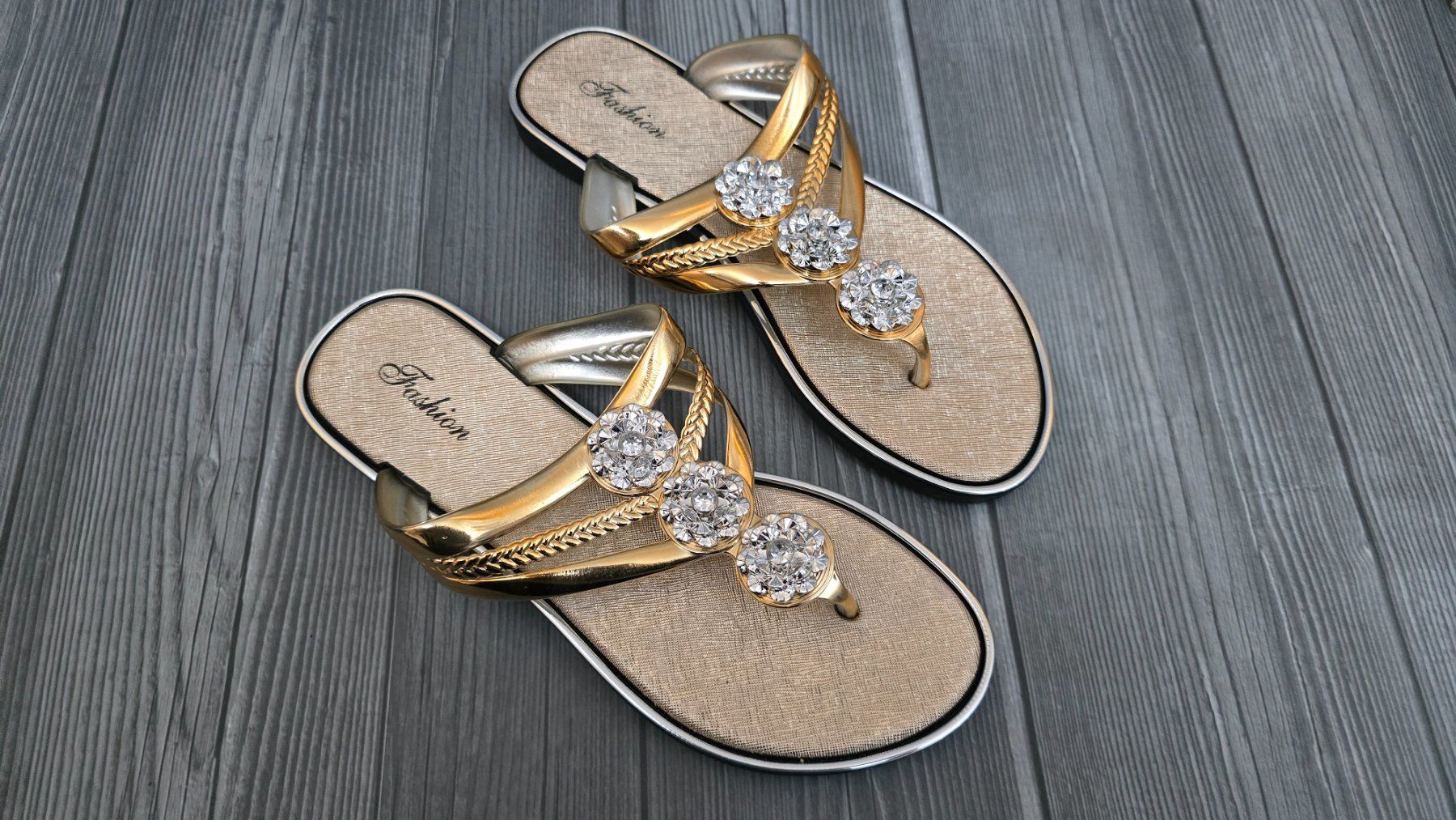 Damenschuhe: Zehentrenner - 40 - Sandalen mit Schmucksteinen – Neu (gemäss Beschreibung) aus Thalwil von VitaMini 1