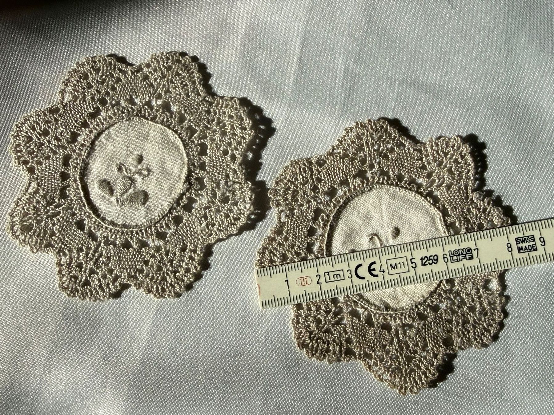 Sottobicchieri: 2er Set Vintage Deckchen ecru mit Häkelrand,  8,5 cm Durchm. – Usato da Mümliswil venduto da ruben71 1