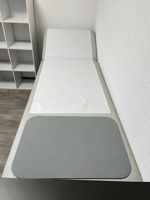 Lettini & sedie per cosmetici: Lit d'examen médical – Usato da Chézard-St-Martin venduto da mar_mv7g 1