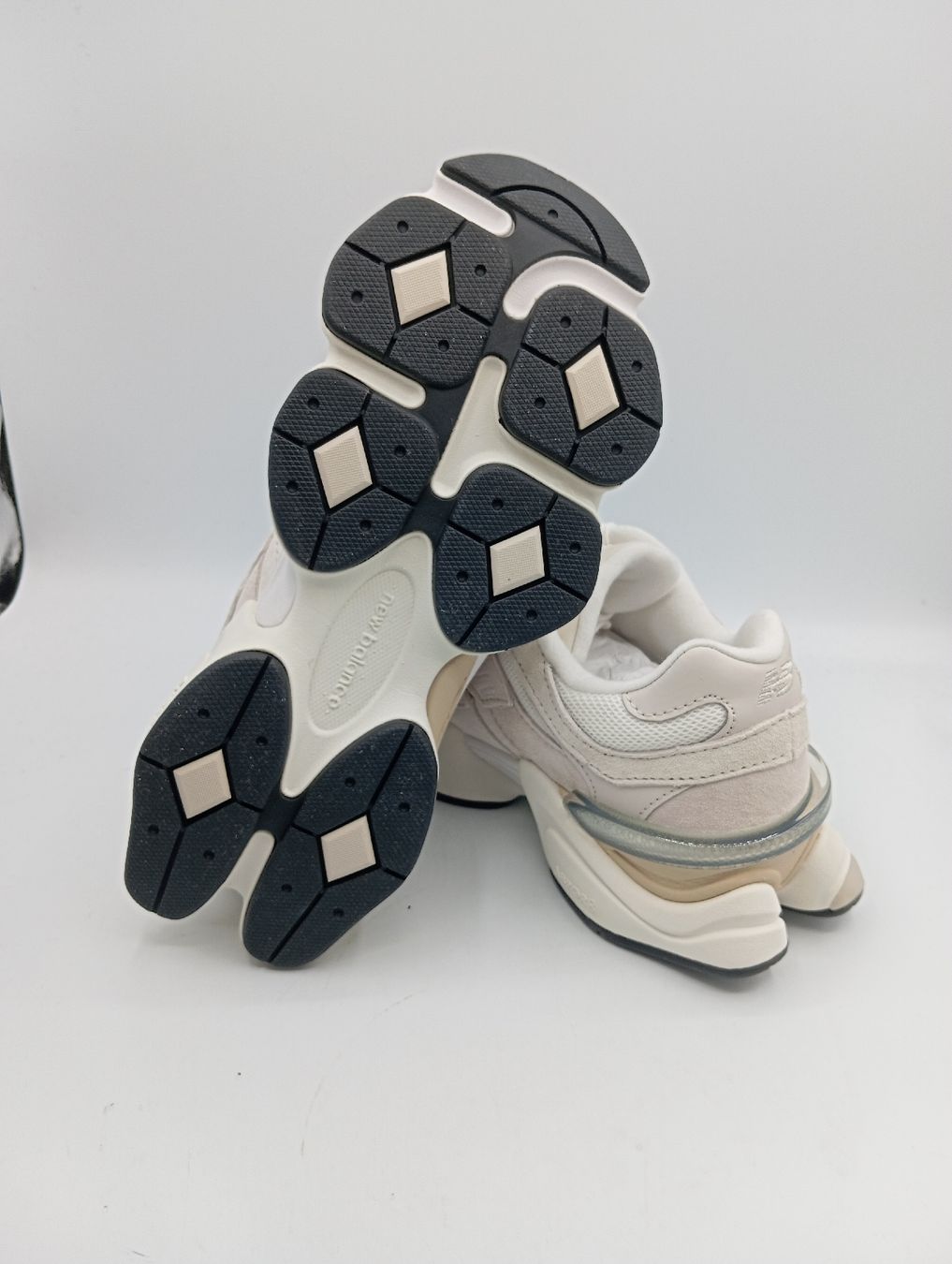 New Balance Scarpe da uomo: New Balance 9060 (EU38.5) – Nuovo e nell'imballaggio originale da Schaffhausen venduto da outlez 6