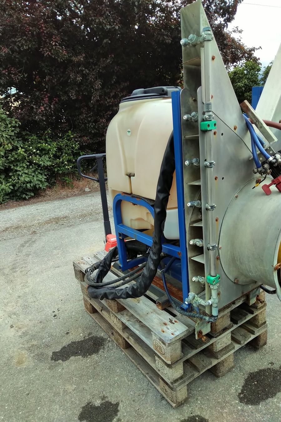 Toutes les machines: Atomiseur 200lt à entraînement hydraulique – D'occasion à Noës par Callagan 1