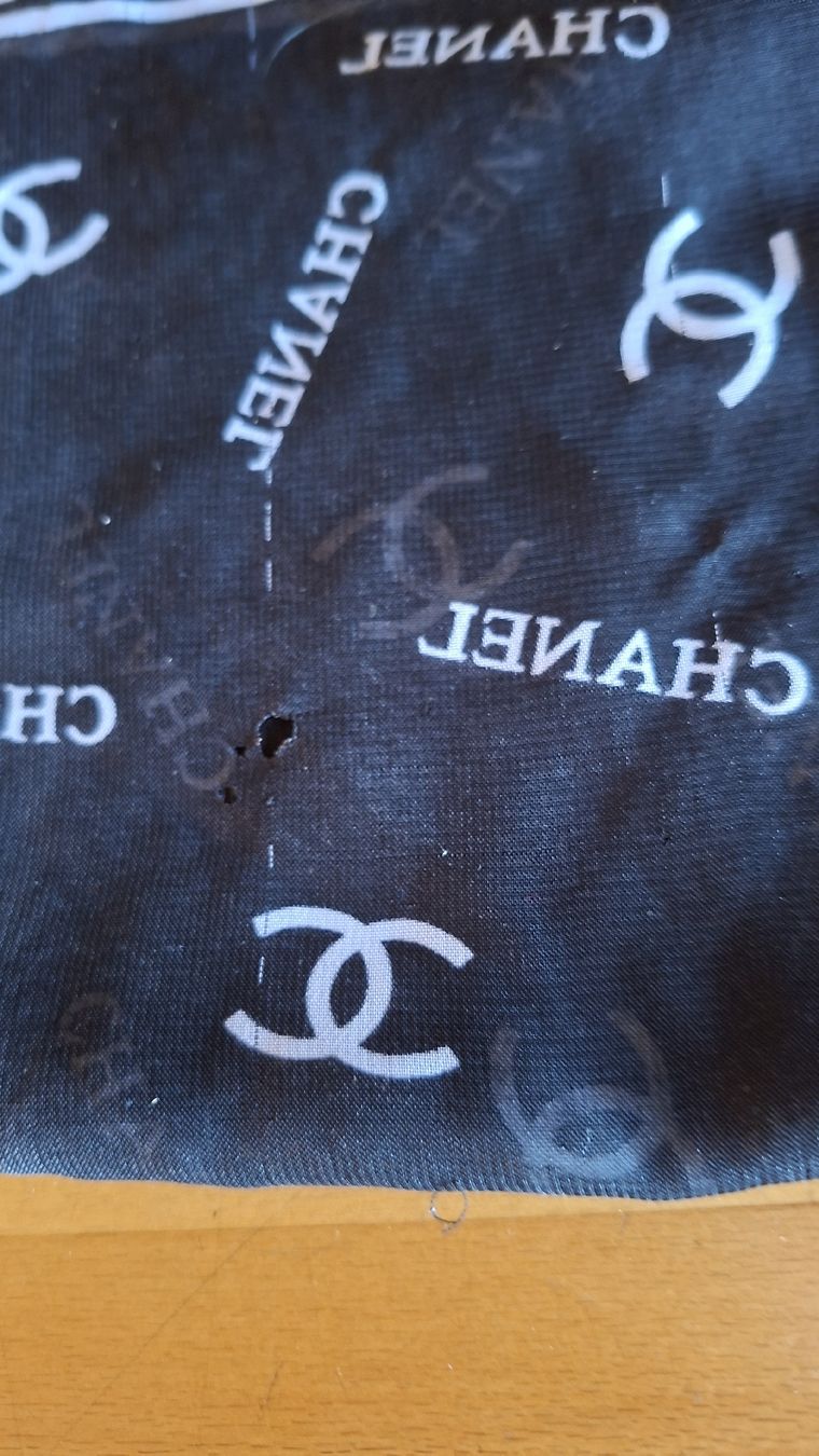 Chanel Foulards, Tücher & Schals: Chanel Foulard – Defekt aus Wünnewil von 04Blume 3
