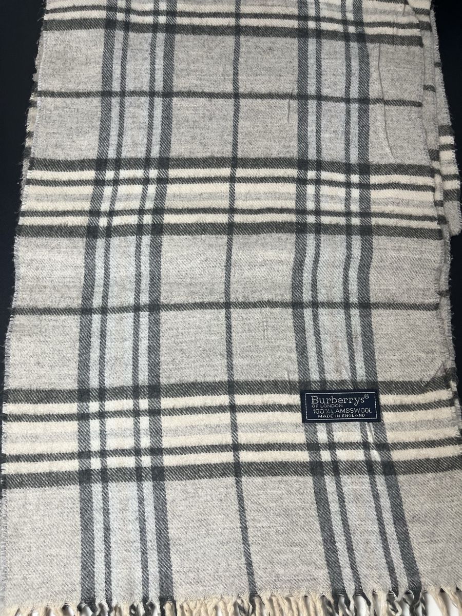 Burberry Echarpes: Echarpe Burberry authentique gris clair  – Neuf (Voir description) à Les Avanchets par ldn.shop 2